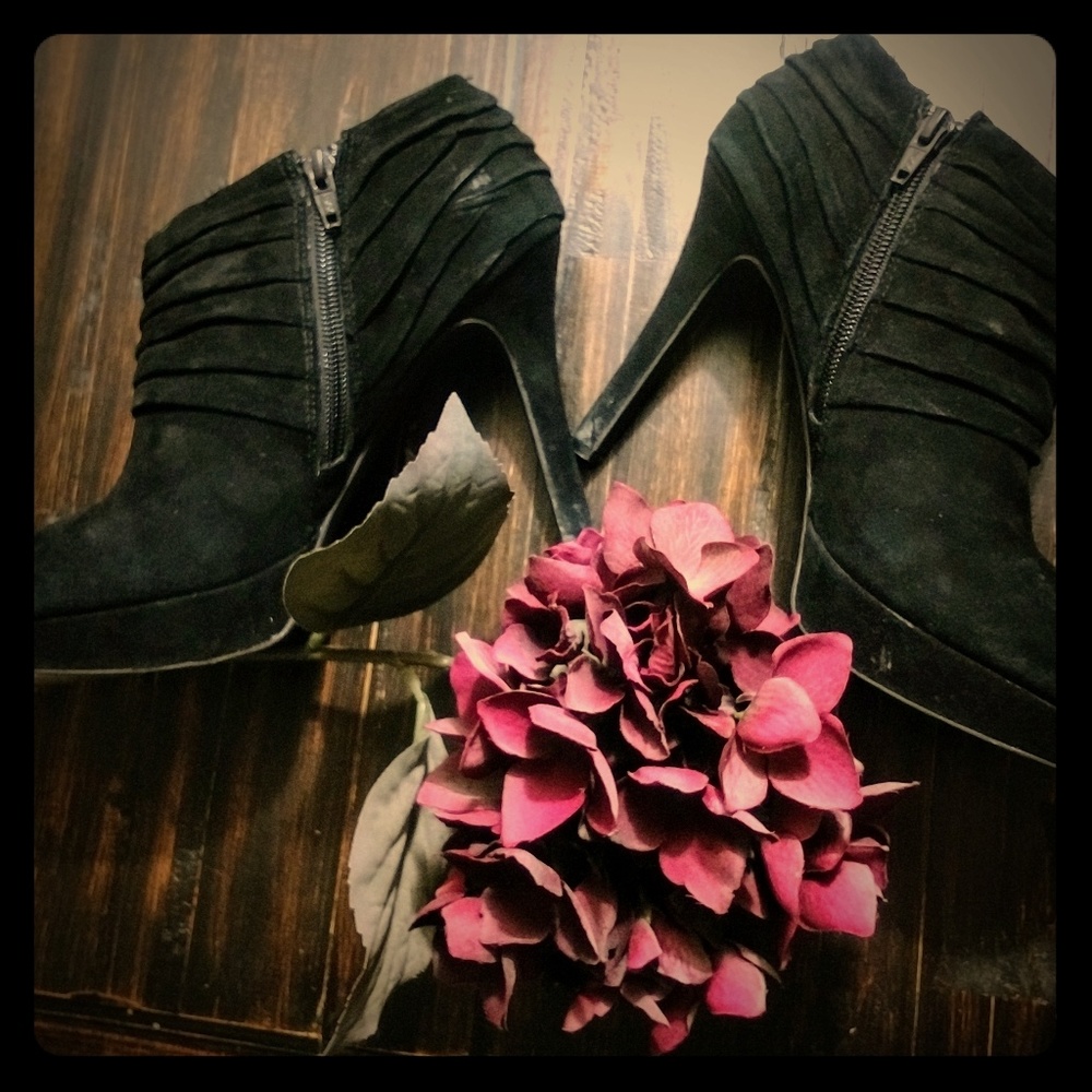 Gianni Bini Black Suede Booties